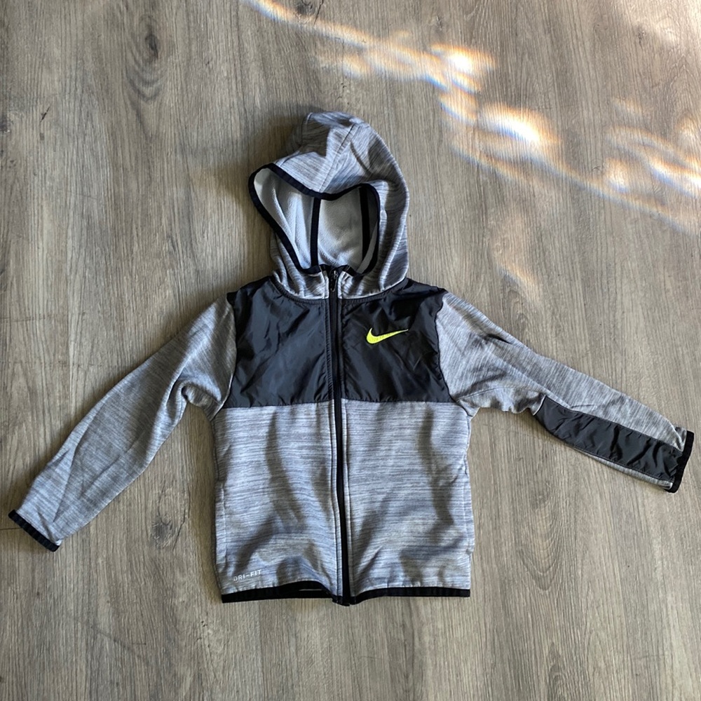 Nike dri-fit boy size 5/small